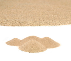 Fototapeta na wymiar piasek pustyni stos na białym tle