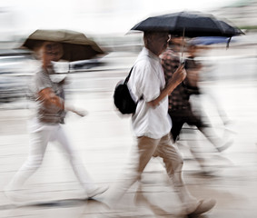 Menschen mit Regenschirm, unscharf