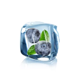 Zelfklevend Fotobehang Fruit in ijsblokjes over wit © Lukas Gojda