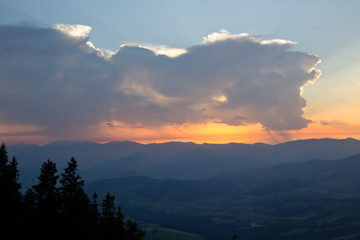 Sonnenuntergang im Gebirge