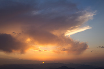 Sonnenuntergang im Gebirge