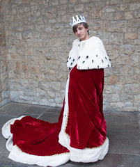 Boy disguised as a king .