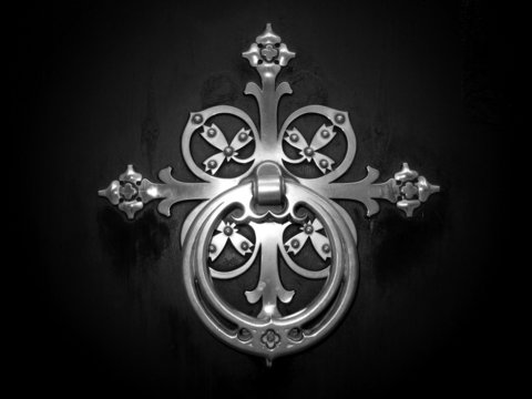 Picaporte en la oscuridad.