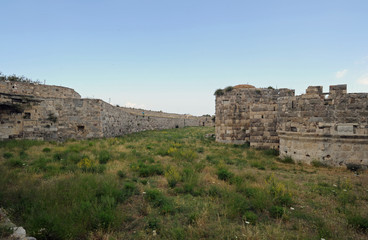 Fototapeta na wymiar Rów wewnętrzne ściany zamku Neratzia Kos