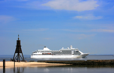Kreuzfahrtschiff an der Kugelbake in Cuxhaven - obrazy, fototapety, plakaty