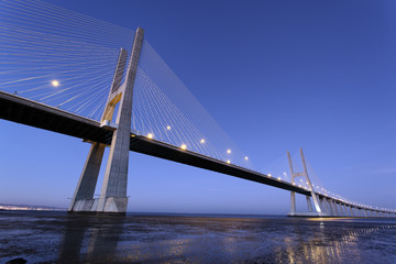 Obraz premium famous Vasco da Gama bridge by night
