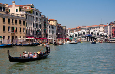 Fototapeta na wymiar Grand canal de Venise et Pont du Rialto