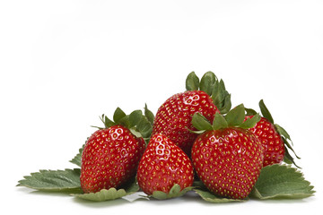 Fresas con sus hojas aisladas sobre un fondo blanco.
