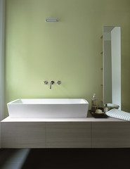 dettaglio del lavabo in ceramica bianca di un bagno moderno