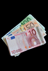 100,50,10 Euroscheine auf schwarzem Hintergrund