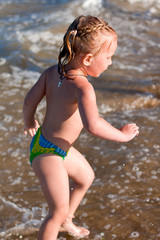 Fototapeta na wymiar Little girl at the beach