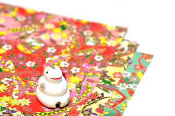 巳の置物と千代紙