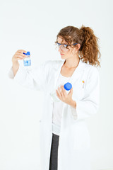 Junge Laborantin mit Proben