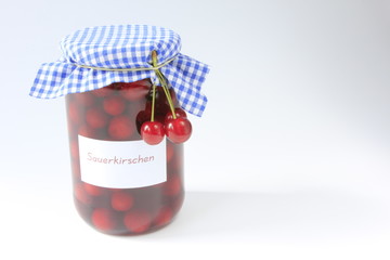 eingekochte Sauerkirschen