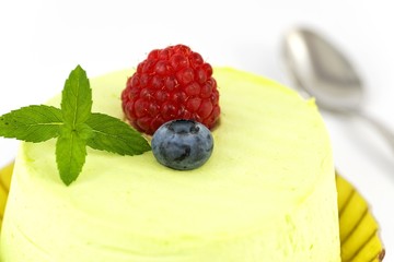 dolce al pistacchio con frutti rossi
