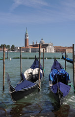 Gondeln und Kirche San Giogio Maggiore in Venedig