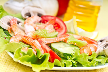 salad with king prawns and vegetables