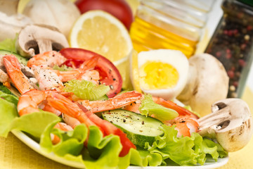 salad with shrimp and vegetables