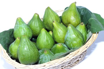 fichi dentro a cestino di vimini