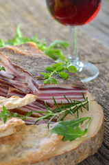 Südtiroler Brotzeitteller mit Wein