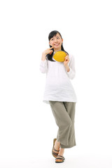 財布を持つ女性