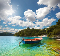 Plakat samotny łodzi w zatoce w Mljet. Chorwacja.