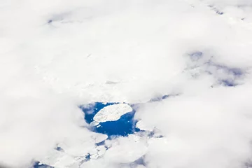 Keuken spatwand met foto sheet of ice floating on the arctic ocean © travelview