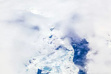 Fototapeten sheet of ice floating on the arctic ocean © travelview