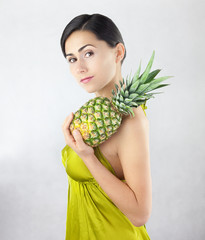 Piękna uśmiechnięta kobieta z dojrzałym dużym ananasem
