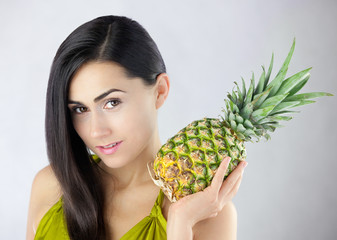 Intrygująca młoda dziewczyna z dużym tropikalnym owocem