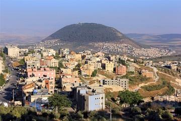 Fototapeta na wymiar Góra Tabor i arabska wioska