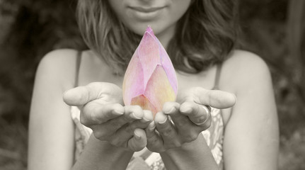 vrouw houdt een lotus in haar handen