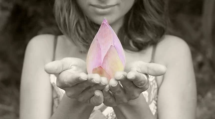 Papier Peint photo Lavable fleur de lotus femme garde un lotus dans ses mains