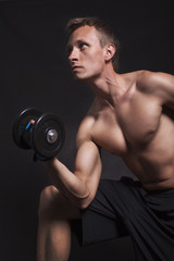 Obraz premium Ćwiczący mężczyzna