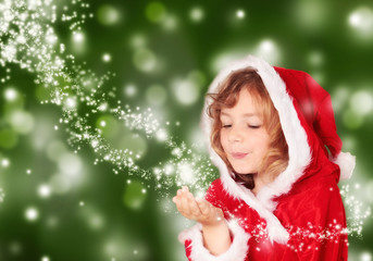 Kleine Miss Santa mit Sternenstaub vor grünem Hintergrund