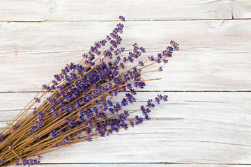 Lavendel mit Holzhintergrund