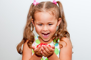 девочка на белом фоне с клубникой