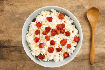cottage cheese with wild strawberry