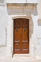 Fototapeta na wymiar Drewniane drzwi. Ostuni. Puglia. Włochy.