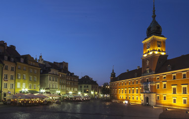 Fototapeta na wymiar Plac Zamkowy w Warszawie, w nocy, w Polsce