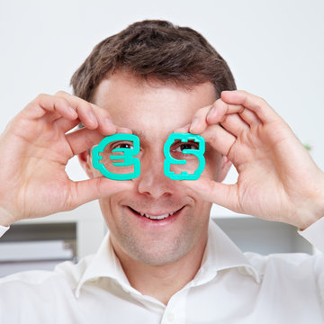 Mann mit Euro- und Dollar-Zeichen