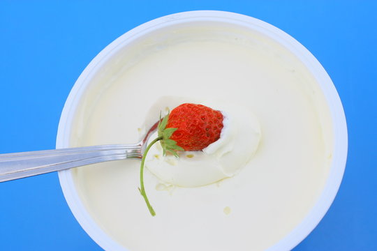 pot de cr&egrave;me fra&icirc;che &eacute;paisse ,et fraise