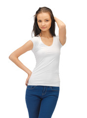 Fototapeta premium smiling teenage girl in blank white t-shirt