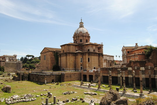 Vista de una bas&iacute;lica de los foros romanos