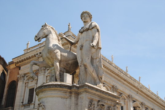 C&aacute;stor y P&oacute;lux en la entrada a la Piazza Campidoglio