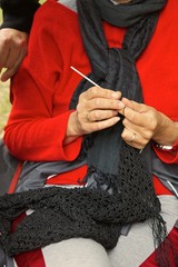 Mujer haciendo ganchillo