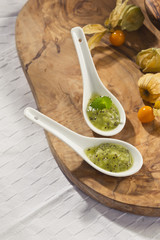 Kiwimousse auf Olivenholzbrett