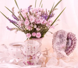 Obraz premium Vintage elegant teacups and flowers