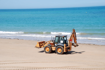 RETROEXCAVADORA EN LA PLAYA, MAQUINARIA PESADA
