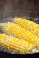 トウモロコシを湯でる